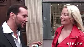 Алина отнема целувка ...