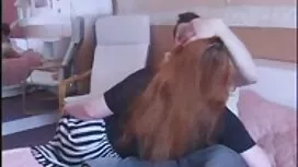 Джилиан седи в скута ...