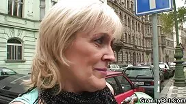 Младо момиче получав ...